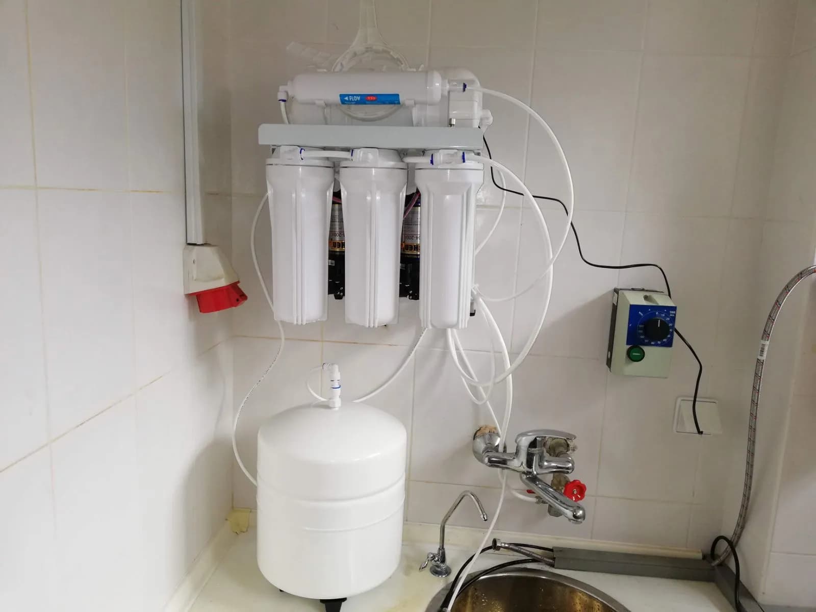 Under-sink reverse osmosis system